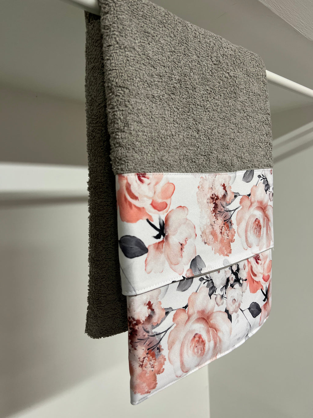 Asciugamano Bagno 1+1 con Balza in Stampa Digitale Floreale 17 Maxi