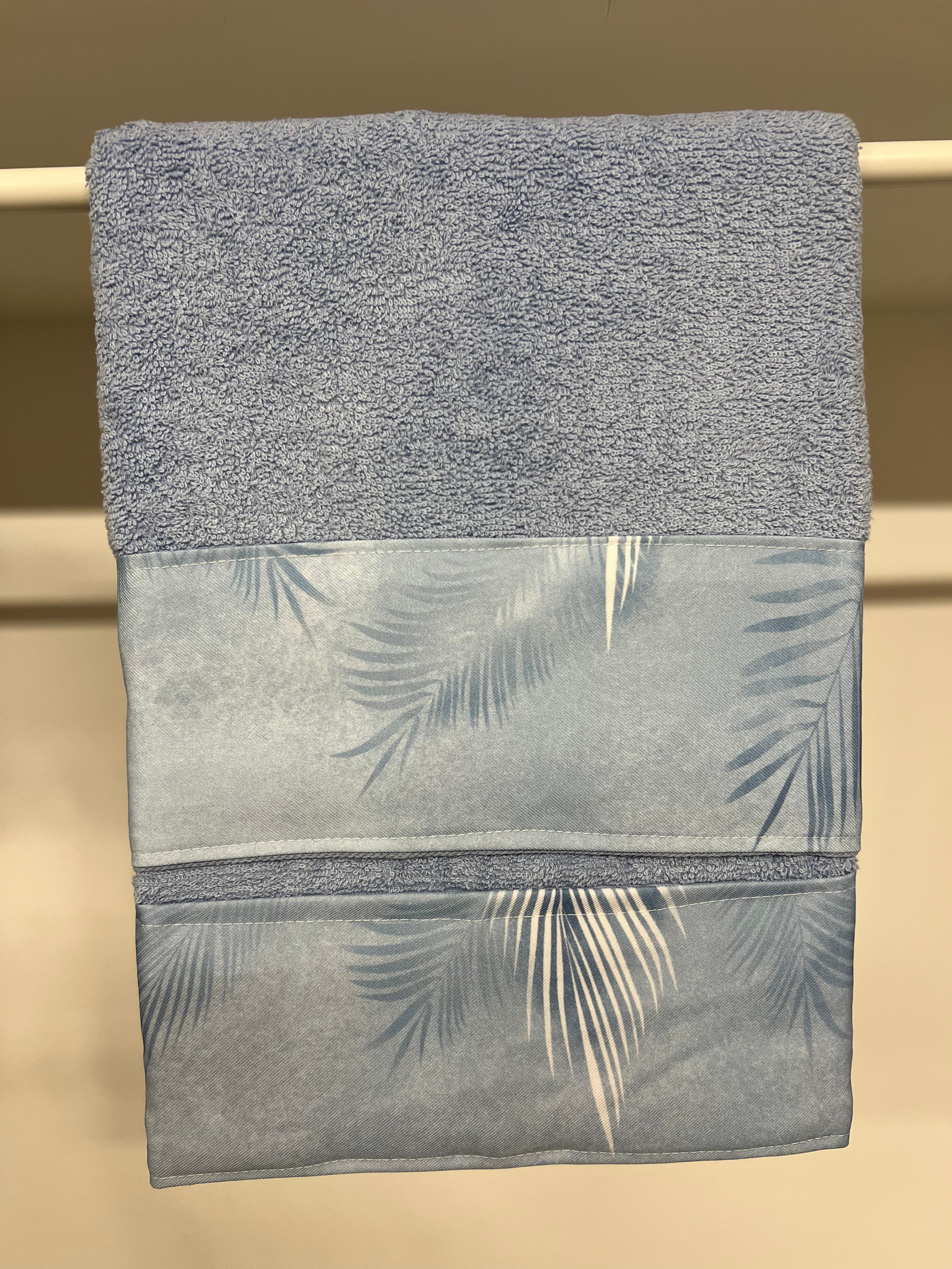 Asciugamano Bagno 1+1 con Balza in Stampa Digitale Foglia Celeste