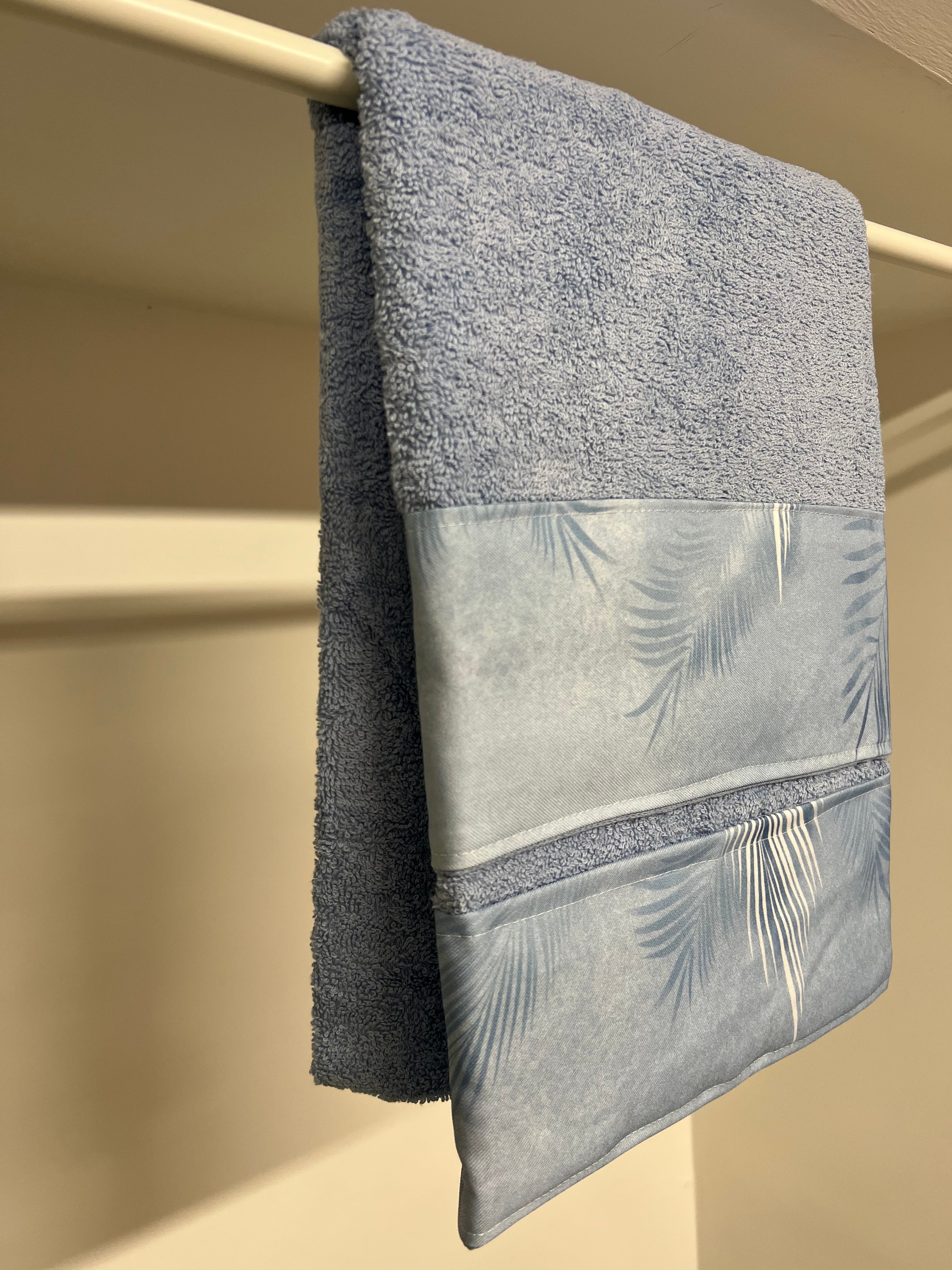 Asciugamano Bagno 1+1 con Balza in Stampa Digitale Foglia Celeste