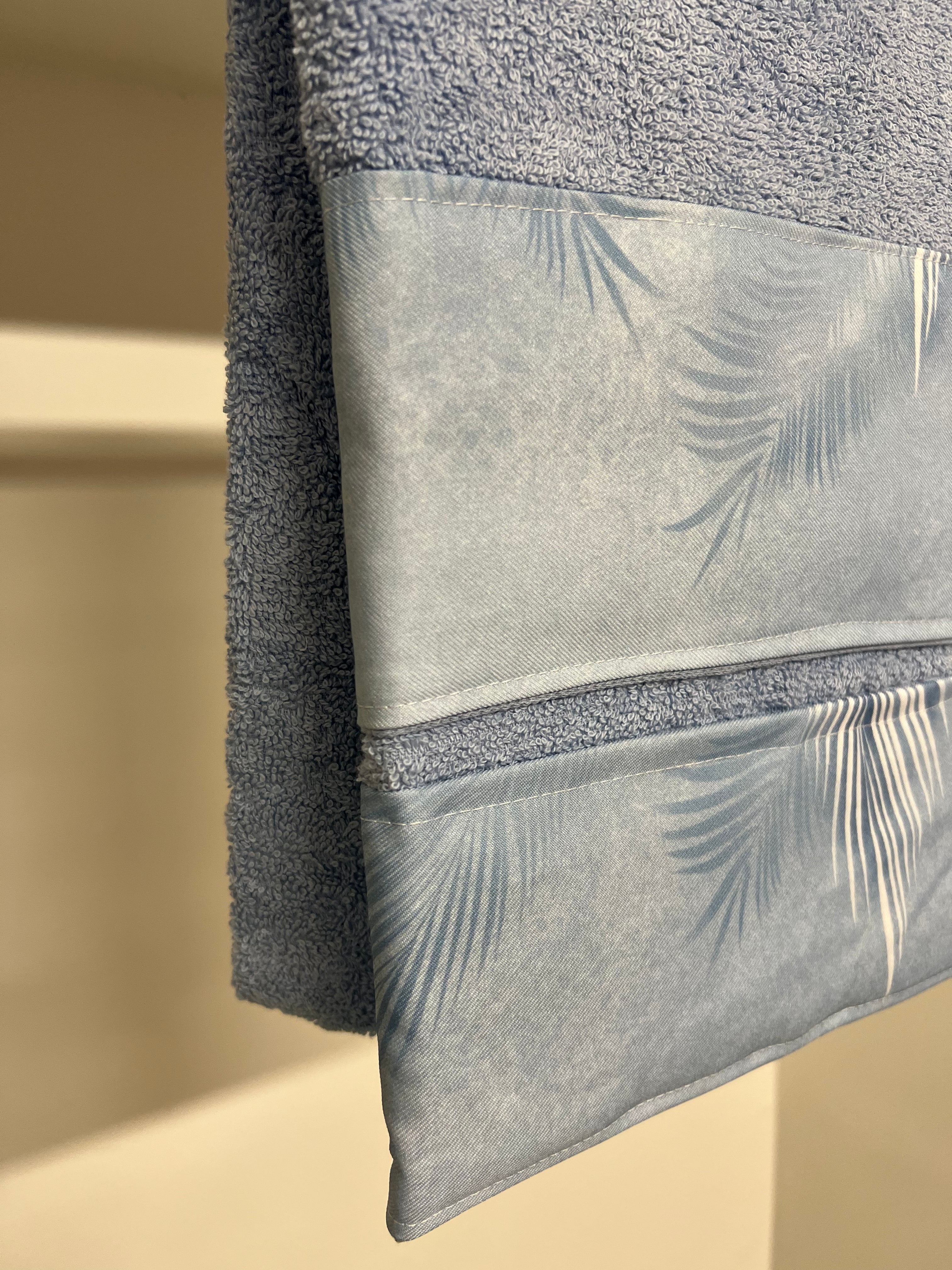 Asciugamano Bagno 1+1 con Balza in Stampa Digitale Foglia Celeste