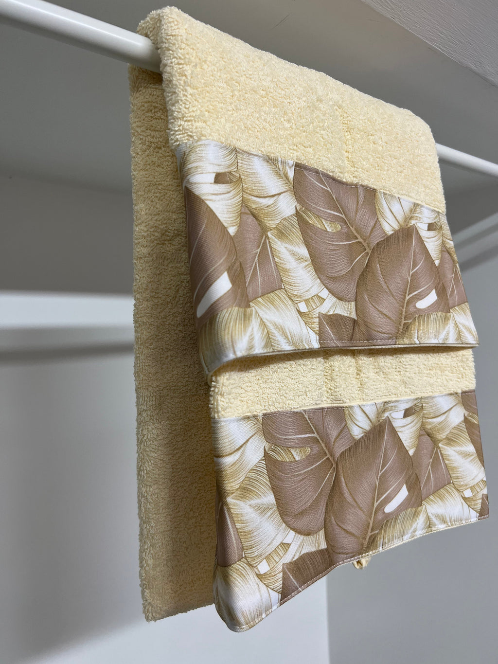 Asciugamano Bagno 1+1 con Balza in Stampa Digitale Tropical Tortora-Oro