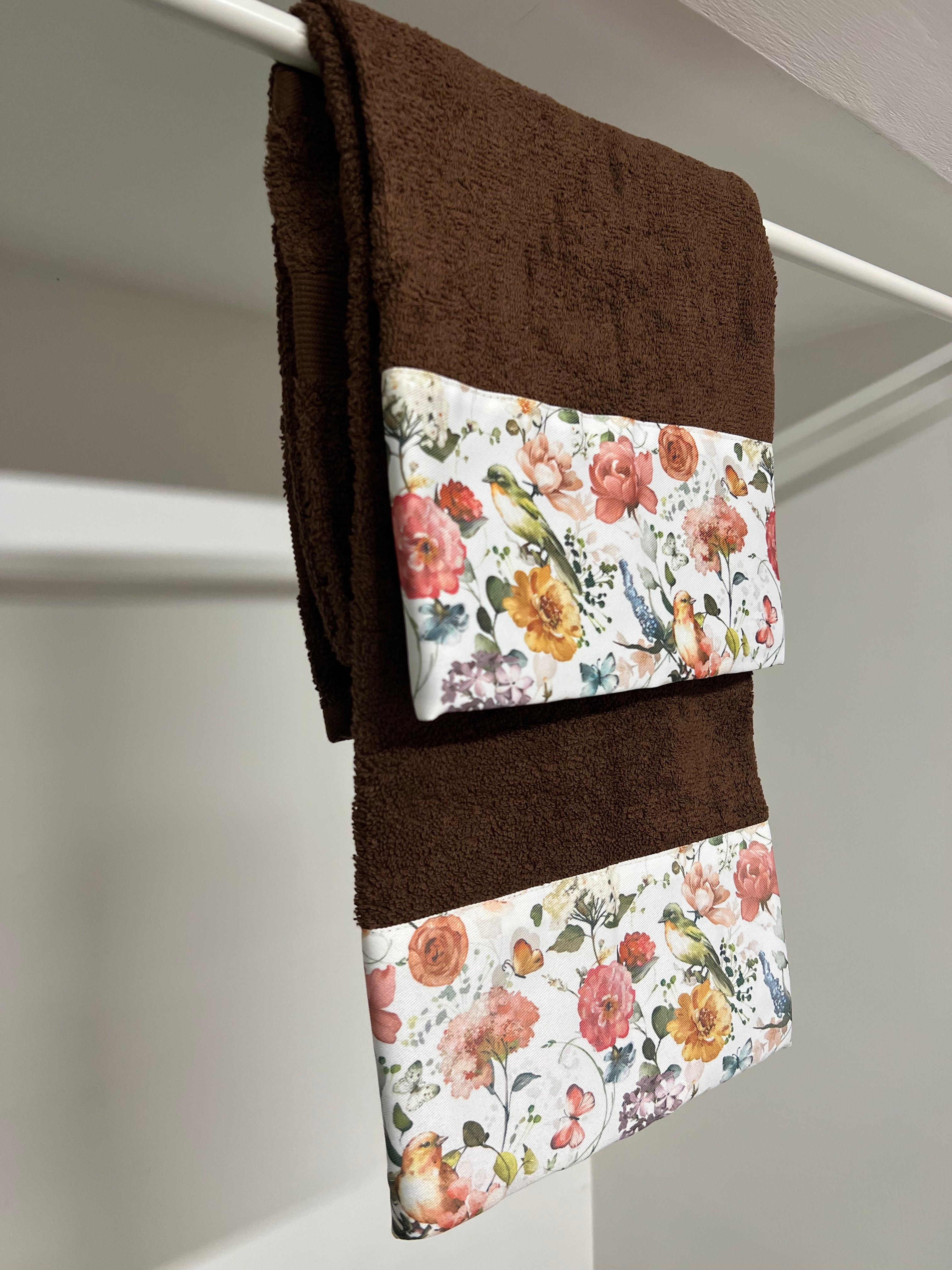 Asciugamano Bagno 1+1 con Balza in Stampa Digitale Floreale 06 Marrone